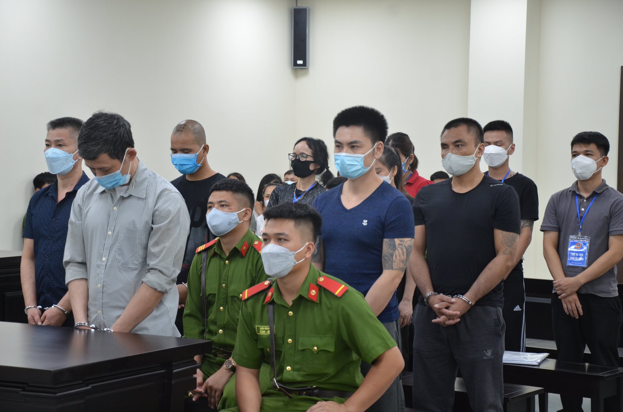 Phạt tử hình bệnh nhân tâm thần “biến buồng điều trị thành phòng bay lắc” - Ảnh 2.