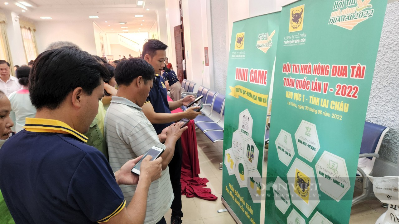 Nông dân phấn khởi &quot;rinh&quot; quà từ mini game tại Hội thi nhà nông đua tài khu vực I - Ảnh 1.