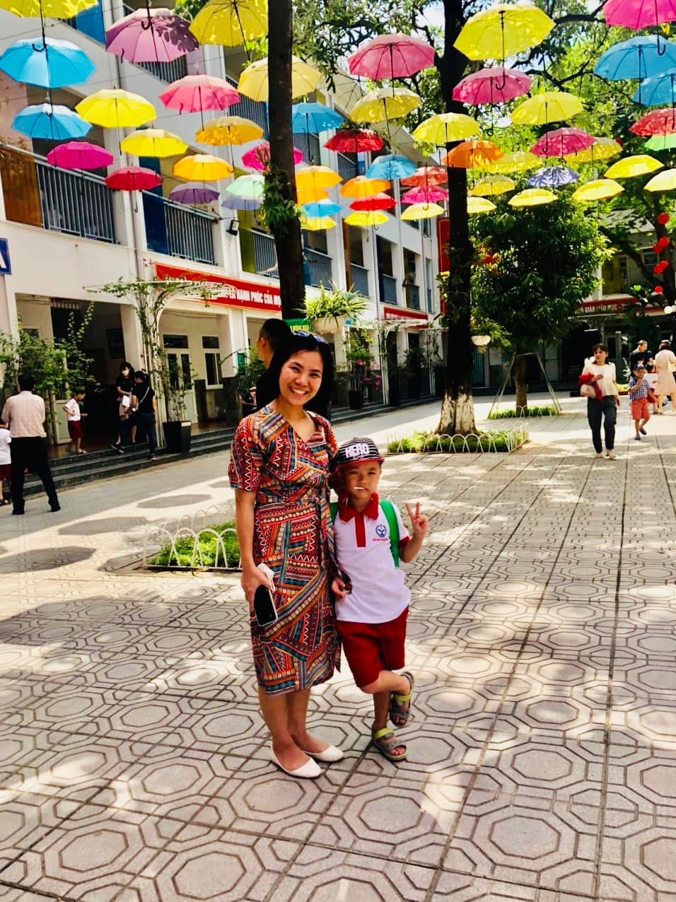 Học sinh Hà Nội tựu trường sau 1 tháng hè: Em thì mừng vui, có em ngủ gật khi xếp hàng - Ảnh 11.
