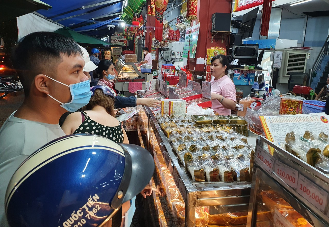 Người Sài Gòn mua bánh trung thu sớm - Ảnh 2.