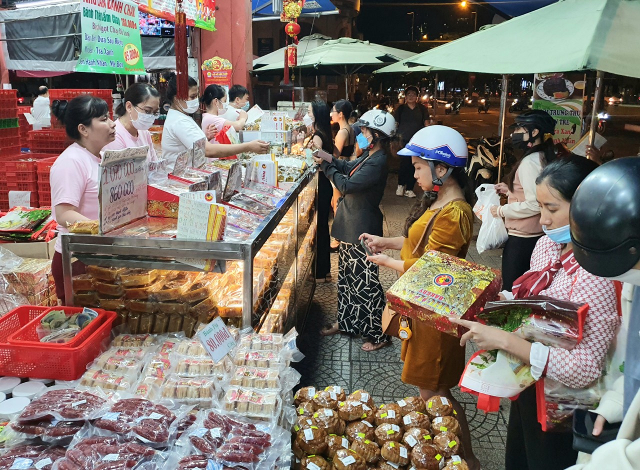 Người Sài Gòn mua bánh trung thu sớm - Ảnh 1.