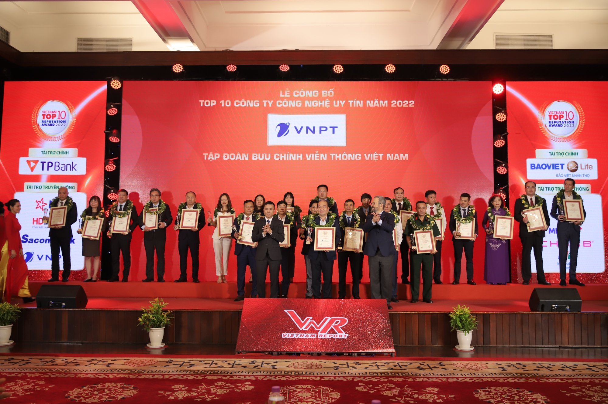 VNPT và VinaPhone tiếp tục lọt top 10 công ty công nghệ thông tin – viễn thông uy tín năm 2022 - Ảnh 1.