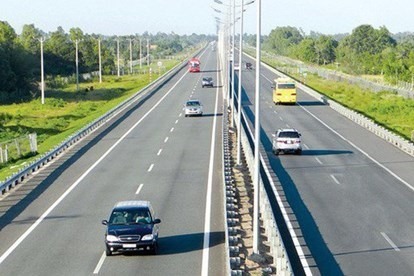 Kinh nghiệm &quot;nằm lòng&quot; khi lái xe trên đường trường - Ảnh 4.