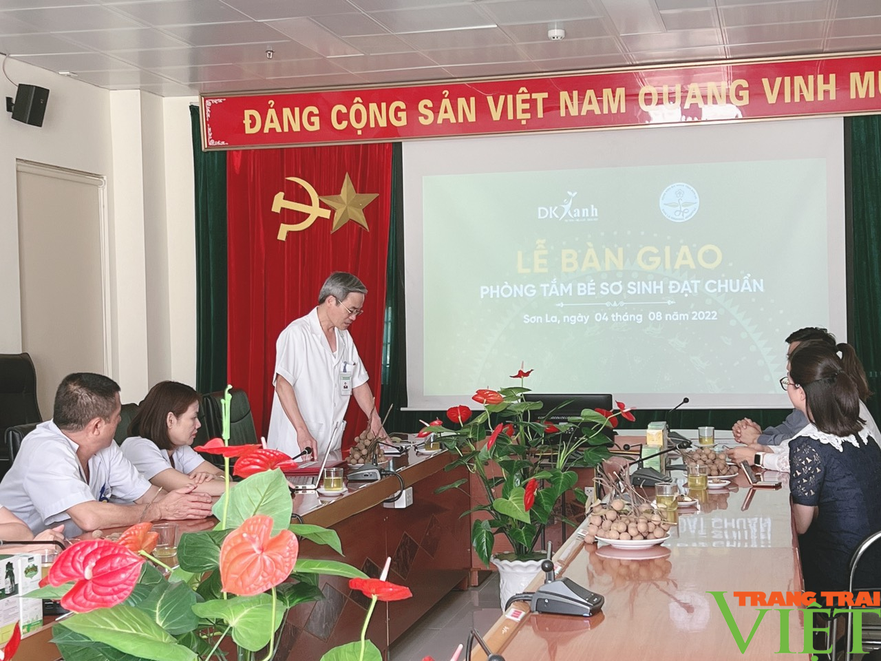 Bệnh viện Đa khoa tỉnh Sơn La: Đưa vào sử dụng phòng tắm bé sơ sinh đạt chuẩn - Ảnh 1.