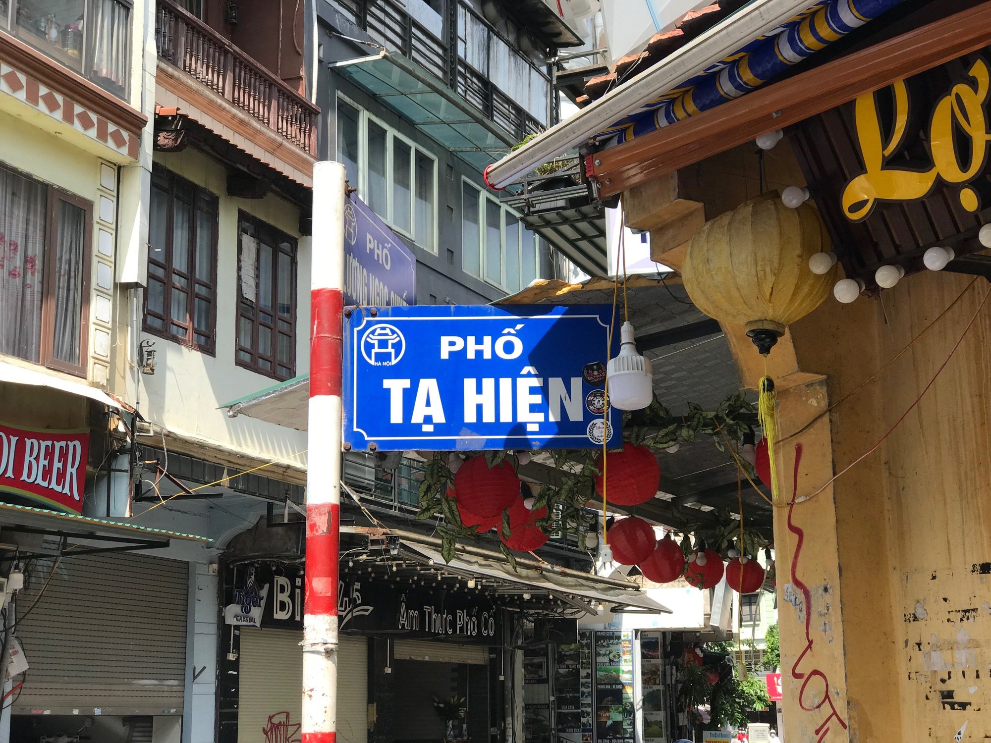 Nét cổ kính bên trong khu phố cổ &quot;không ngủ&quot; nức tiếng ở Hà Nội - Ảnh 3.