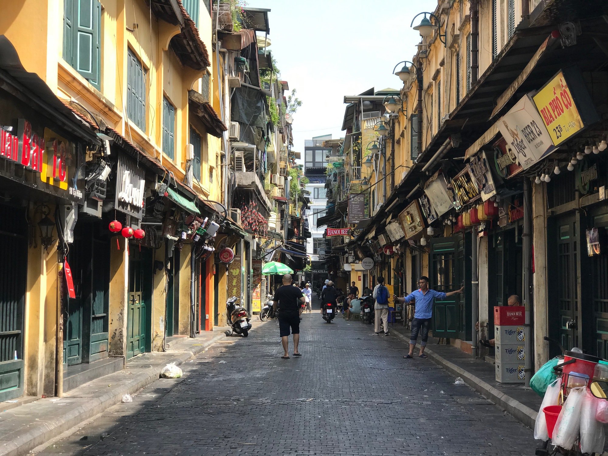Nét cổ kính bên trong khu phố cổ &quot;không ngủ&quot; nức tiếng ở Hà Nội - Ảnh 5.
