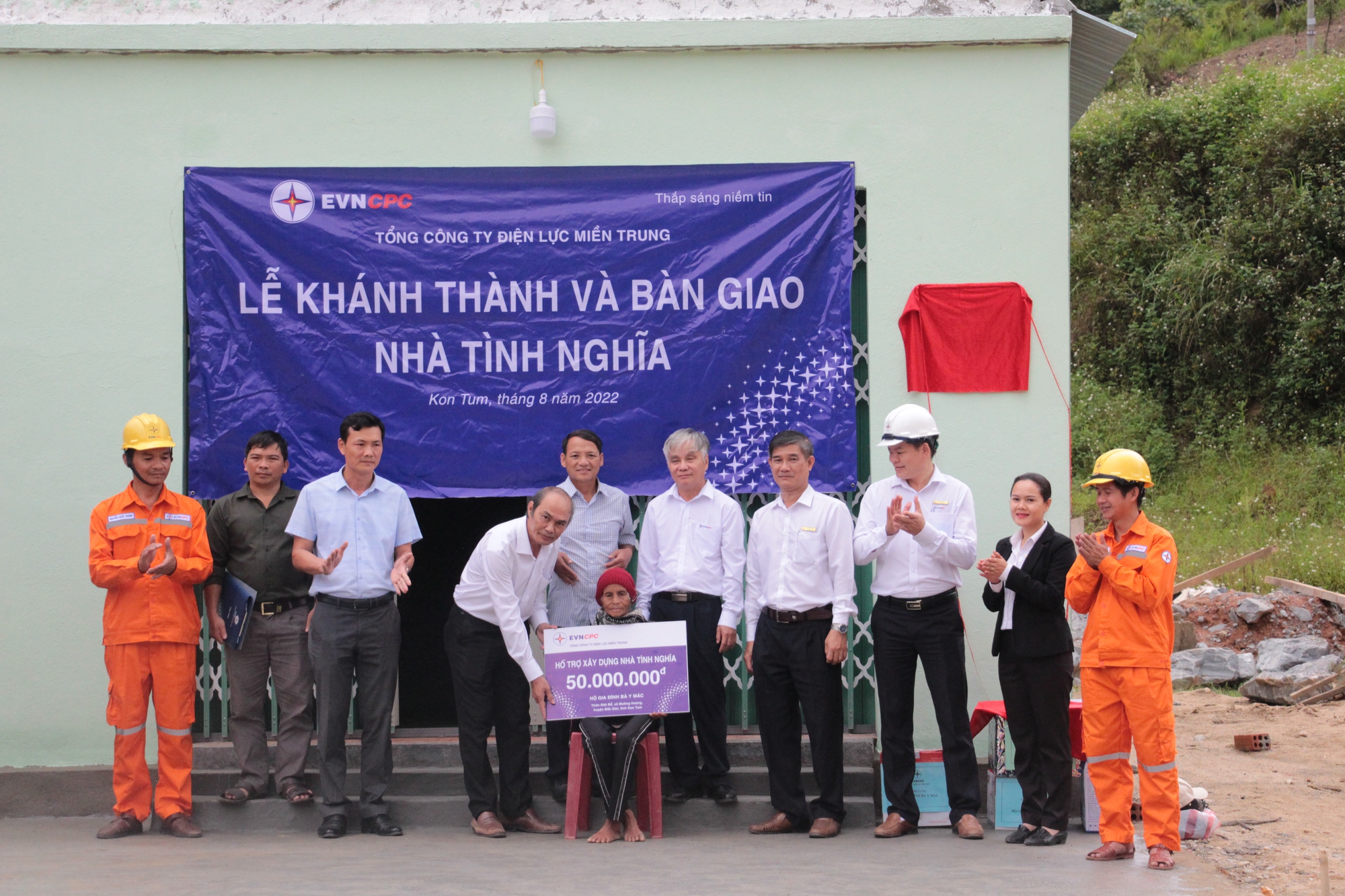 PC Kon Tum: Bàn giao 5 căn nhà tình nghĩa tại huyện Đăk Glei - Ảnh 1.