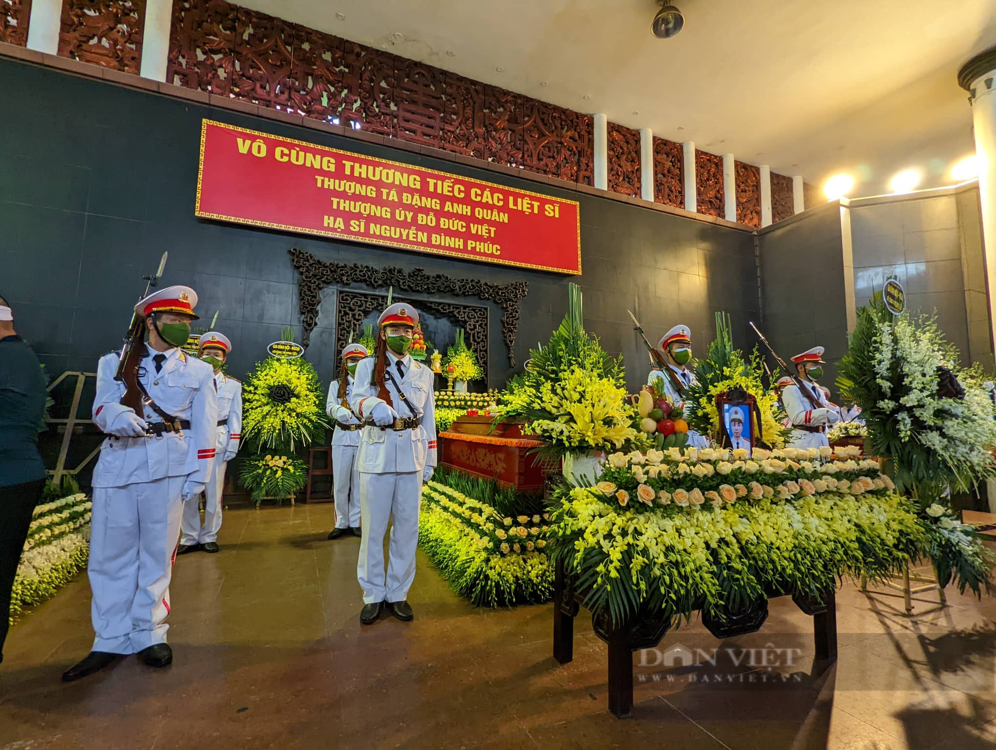 Bộ trưởng Bộ Công an Bằng &quot;Tổ quốc ghi công&quot; cho gia đình 3 chiến sĩ Cảnh sát PCCC hy sinh - Ảnh 1.