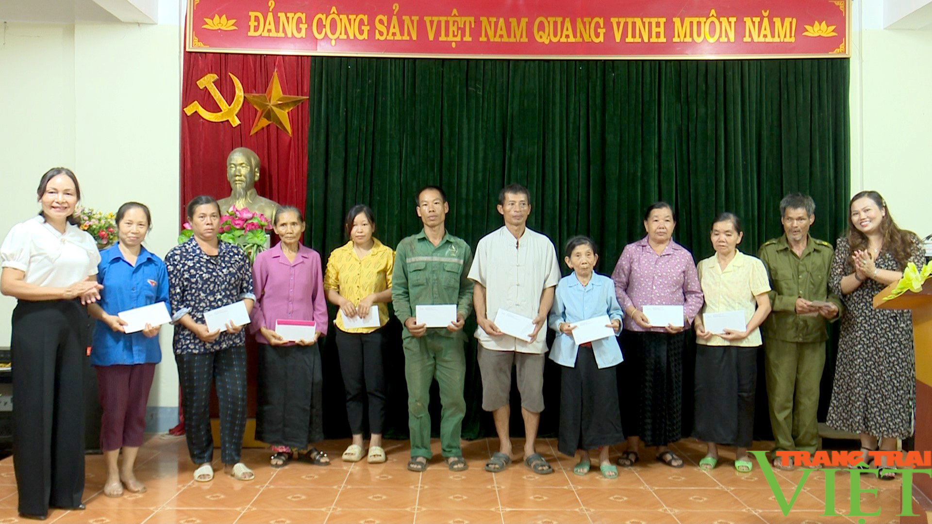 Sẻ chia với những hoàn cảnh khó khăn nơi vùng cao biên giới Lai Châu - Ảnh 3. Sẻ chia với những hoàn cảnh khó khăn nơi vùng cao biên giới Lai Châu - Ảnh 3.