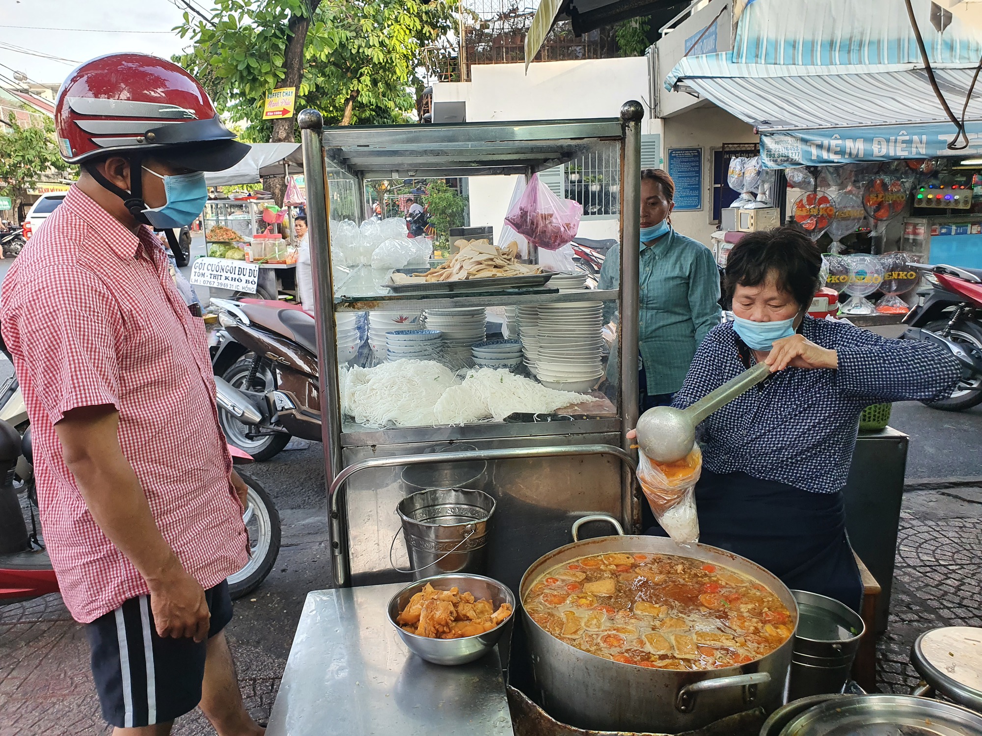 Sài Gòn quán: Quán bún riêu nổi tiếng quận 4, có miếng riêu, khoanh giò to bự chảng, &quot;ăn hổng hết&quot; - Ảnh 3.