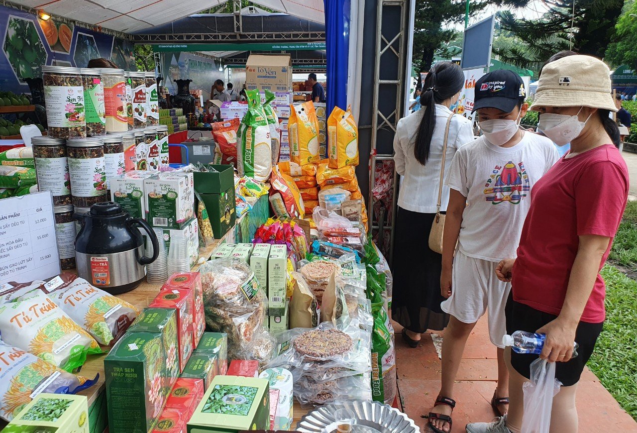 Cuối tuần không cần về miền Tây, ghé ngay công viên Lê Văn Tám vẫn mua được đầy đặc sản - Ảnh 7.