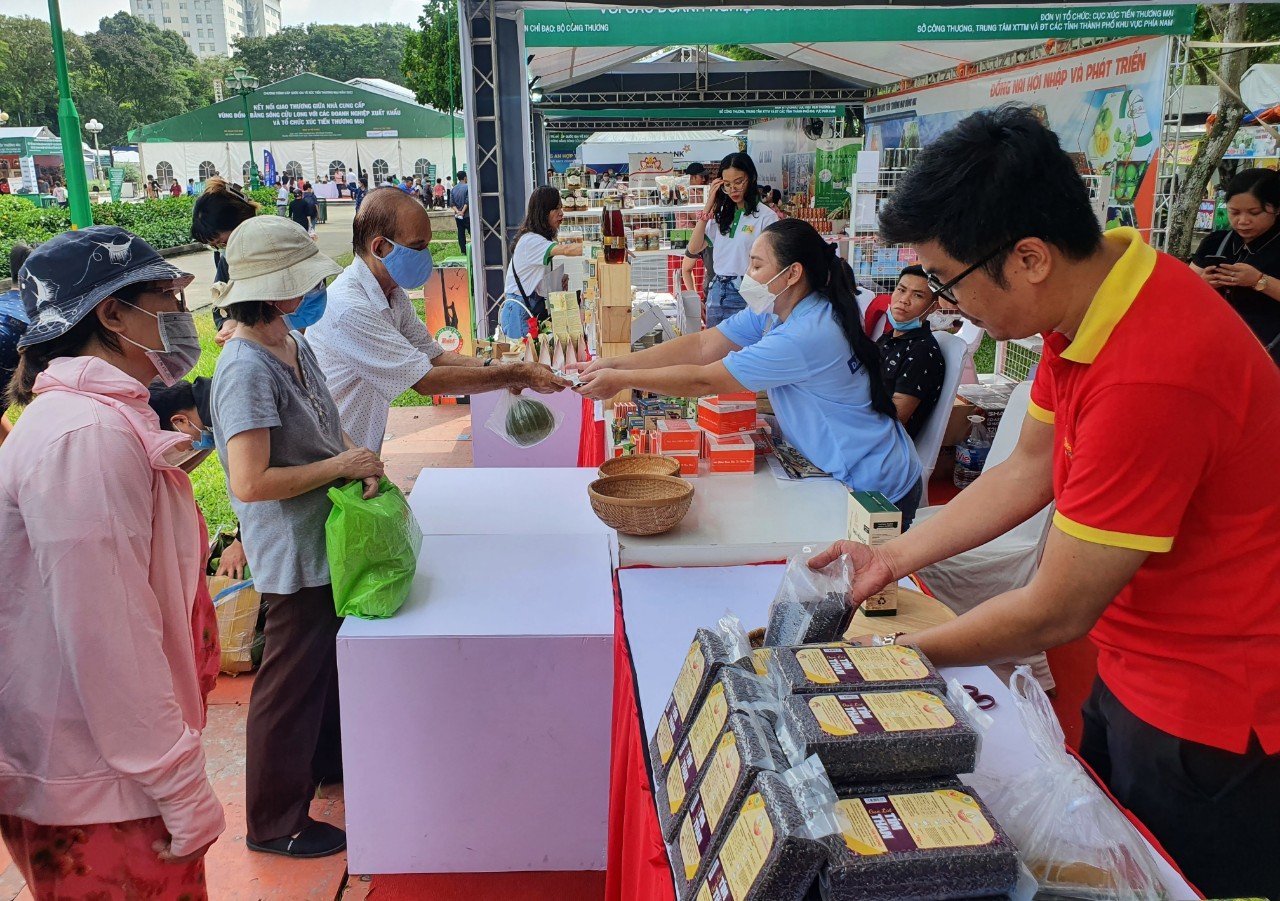 Cuối tuần không cần về miền Tây, ghé ngay công viên Lê Văn Tám vẫn mua được đầy đặc sản - Ảnh 1.