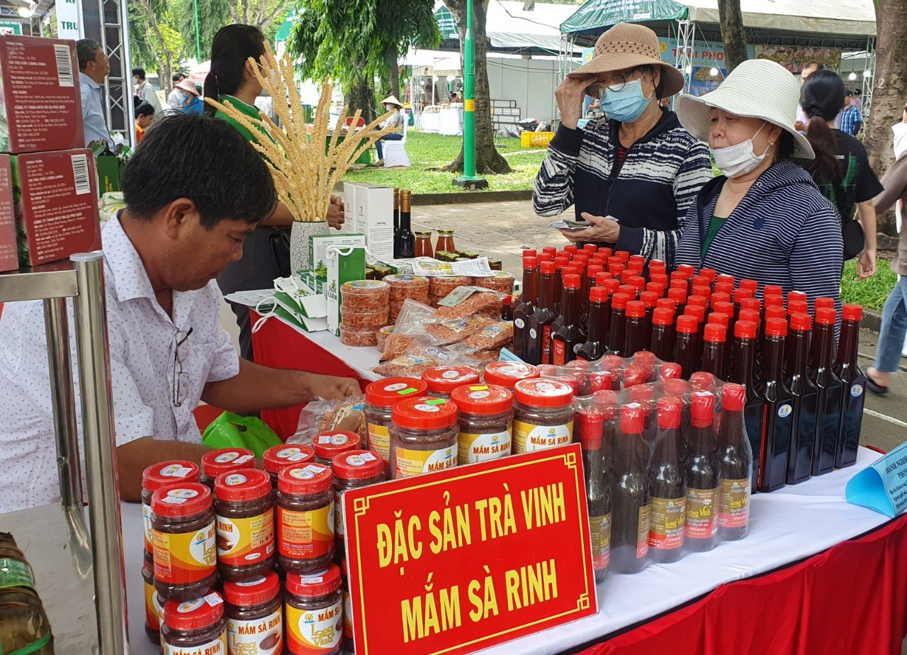 Cuối tuần không cần về miền Tây, ghé ngay công viên Lê Văn Tám vẫn mua được đầy đặc sản - Ảnh 4.