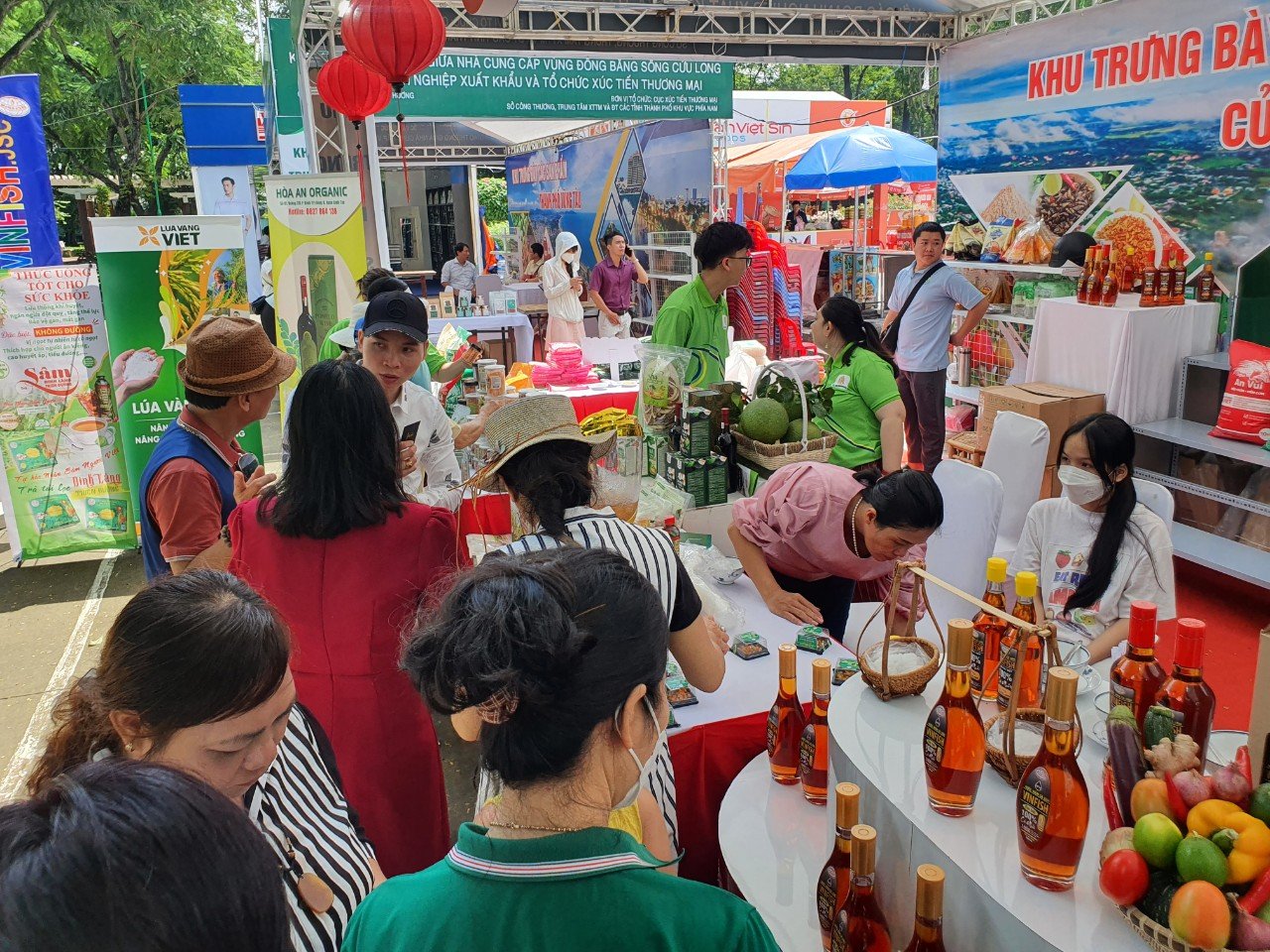 Cuối tuần không cần về miền Tây, ghé ngay công viên Lê Văn Tám vẫn mua được đầy đặc sản - Ảnh 8.