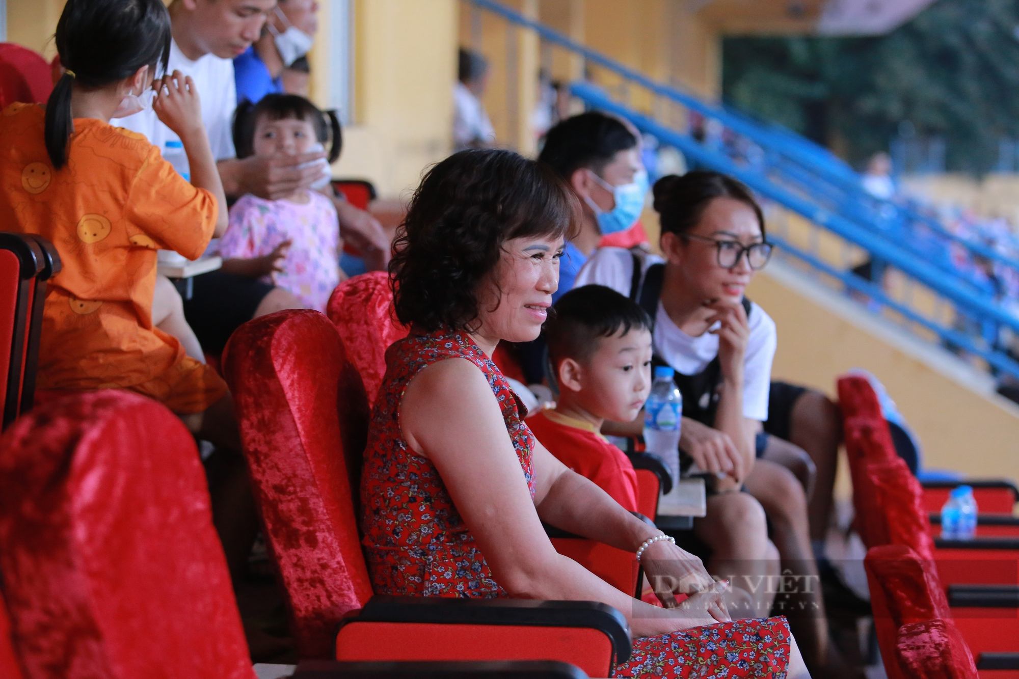 Trung vệ Bùi Tiến Dũng vừa chăm con vừa theo dõi trận thua của Viettel FC - Ảnh 1.