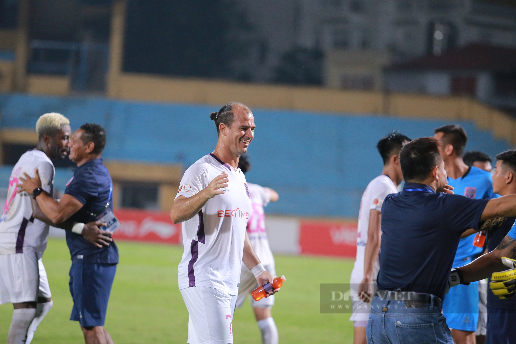 Trung vệ Bùi Tiến Dũng vừa chăm con vừa theo dõi trận thua của Viettel FC - Ảnh 10.