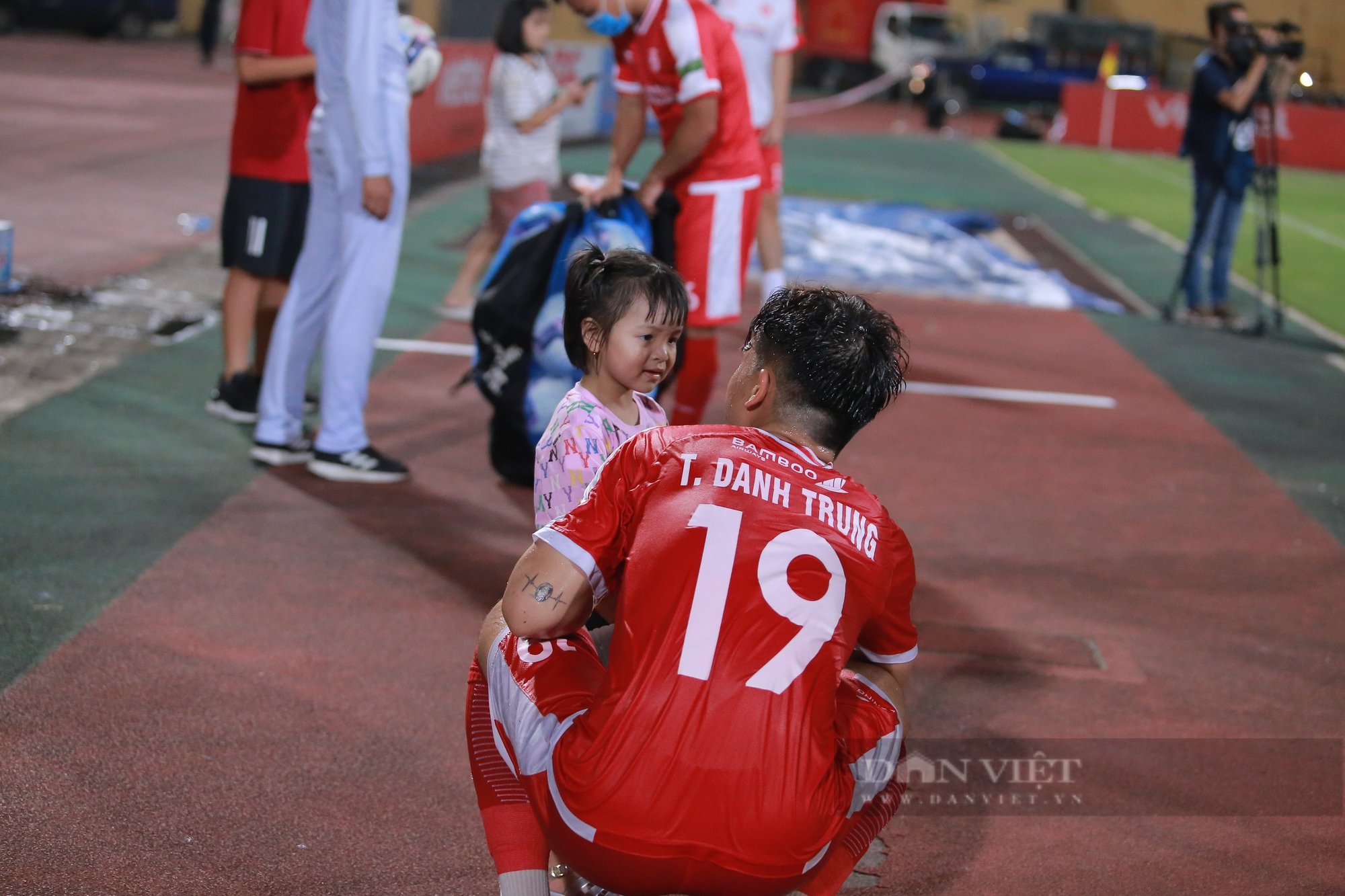 Trung vệ Bùi Tiến Dũng vừa chăm con vừa theo dõi trận thua của Viettel FC - Ảnh 5.
