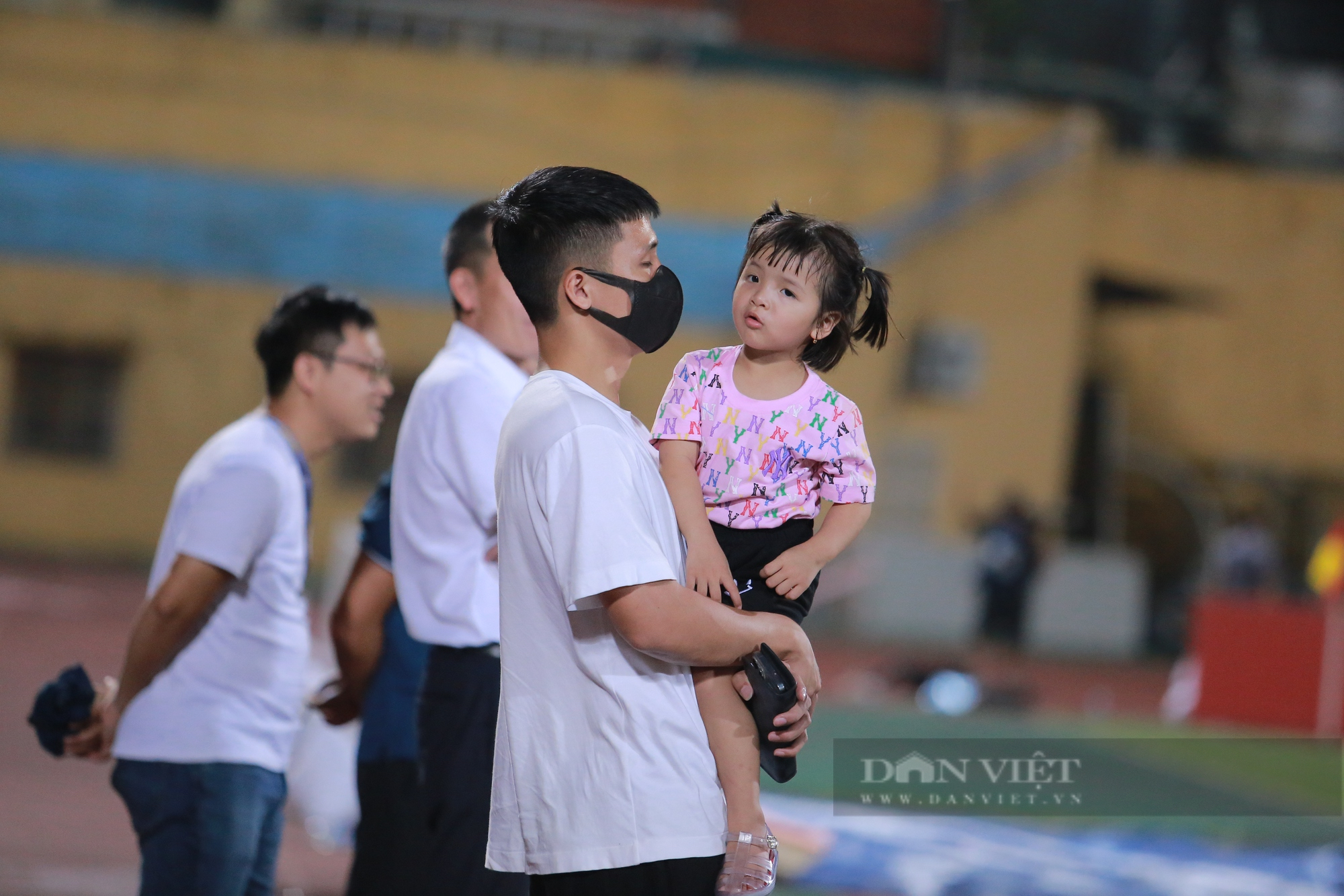 Trung vệ Bùi Tiến Dũng vừa chăm con vừa theo dõi trận thua của Viettel FC - Ảnh 8.
