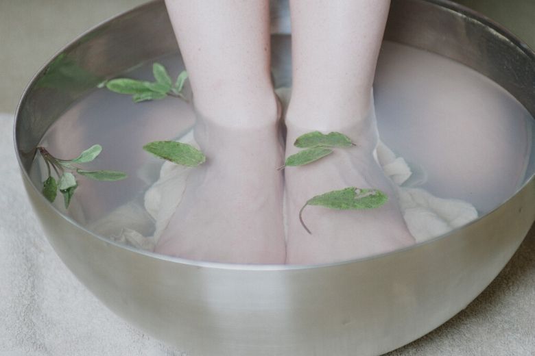 Tạm biệt mùi hôi chân, giảm nứt nẻ ở gót chân chỉ bằng  một nguyên liệu nhà bếp giá rẻ này - Ảnh 1.