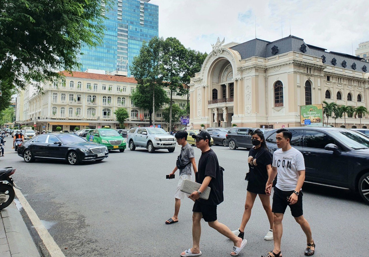 Du lịch phục hồi: Khách sạn 5 sao kín phòng, doanh nghiệp lữ hành thu nghìn tỷ - Ảnh 1.