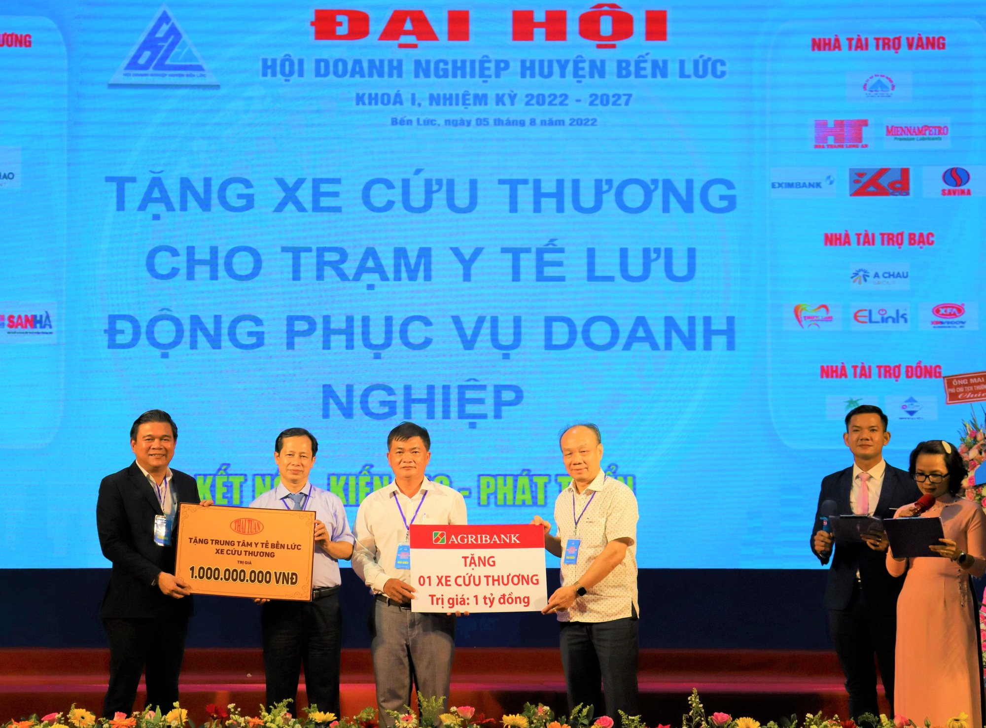 Agribank trao tặng xe cứu thương 1 tỷ đồng cho huyện Bến Lức, tỉnh Long An - Ảnh 1. Agribank trao tặng xe cứu thương 1 tỷ đồng cho huyện Bến Lức, tỉnh Long An - Ảnh 1.