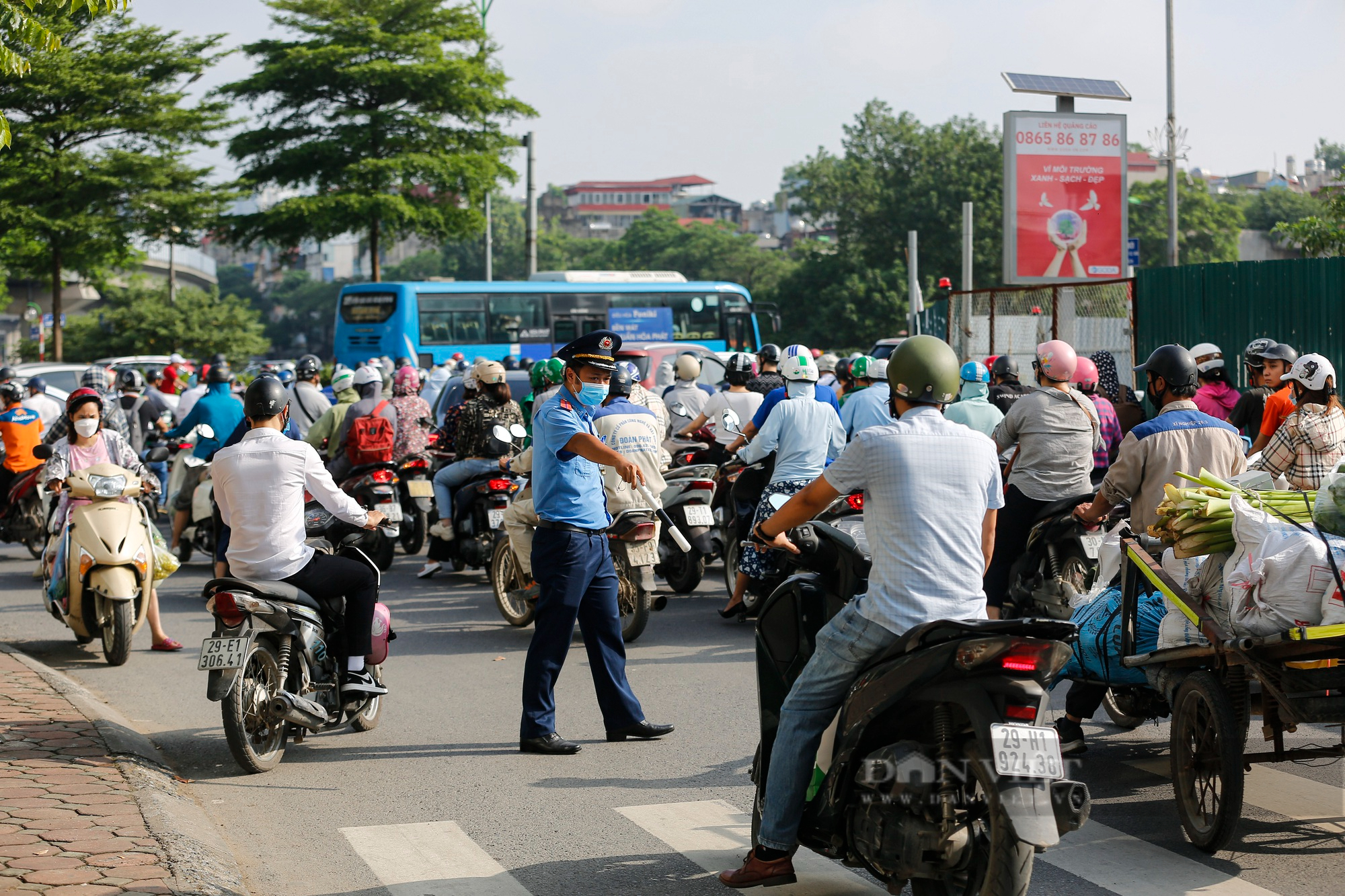 Hà Nội: Bất ngờ hiệu quả thí điểm phân làn đường Nguyễn Trãi trong giờ cao điểm  - Ảnh 9.