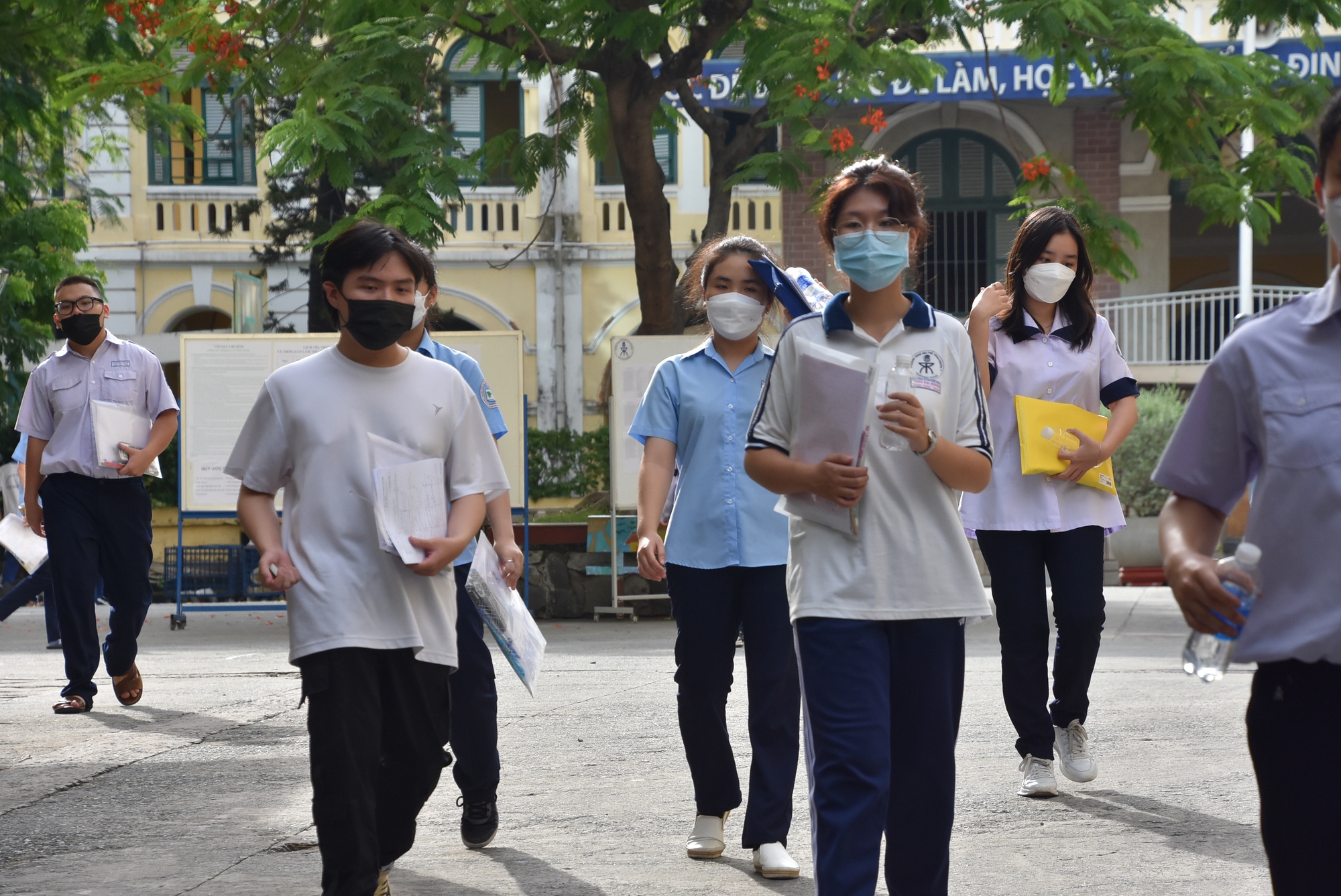 Học phí tăng, thí sinh &quot;quay xe&quot; đổi nguyện vọng xét tuyển - Ảnh 1.