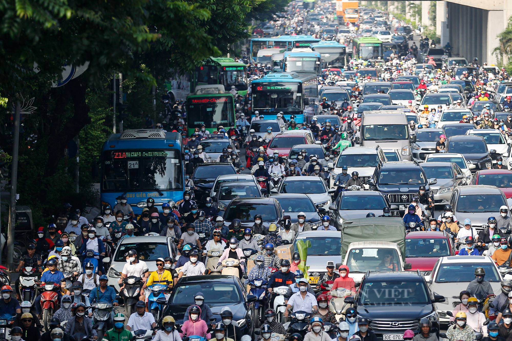 Hà Nội: Bất ngờ hiệu quả thí điểm phân làn đường Nguyễn Trãi trong giờ cao điểm  - Ảnh 12.