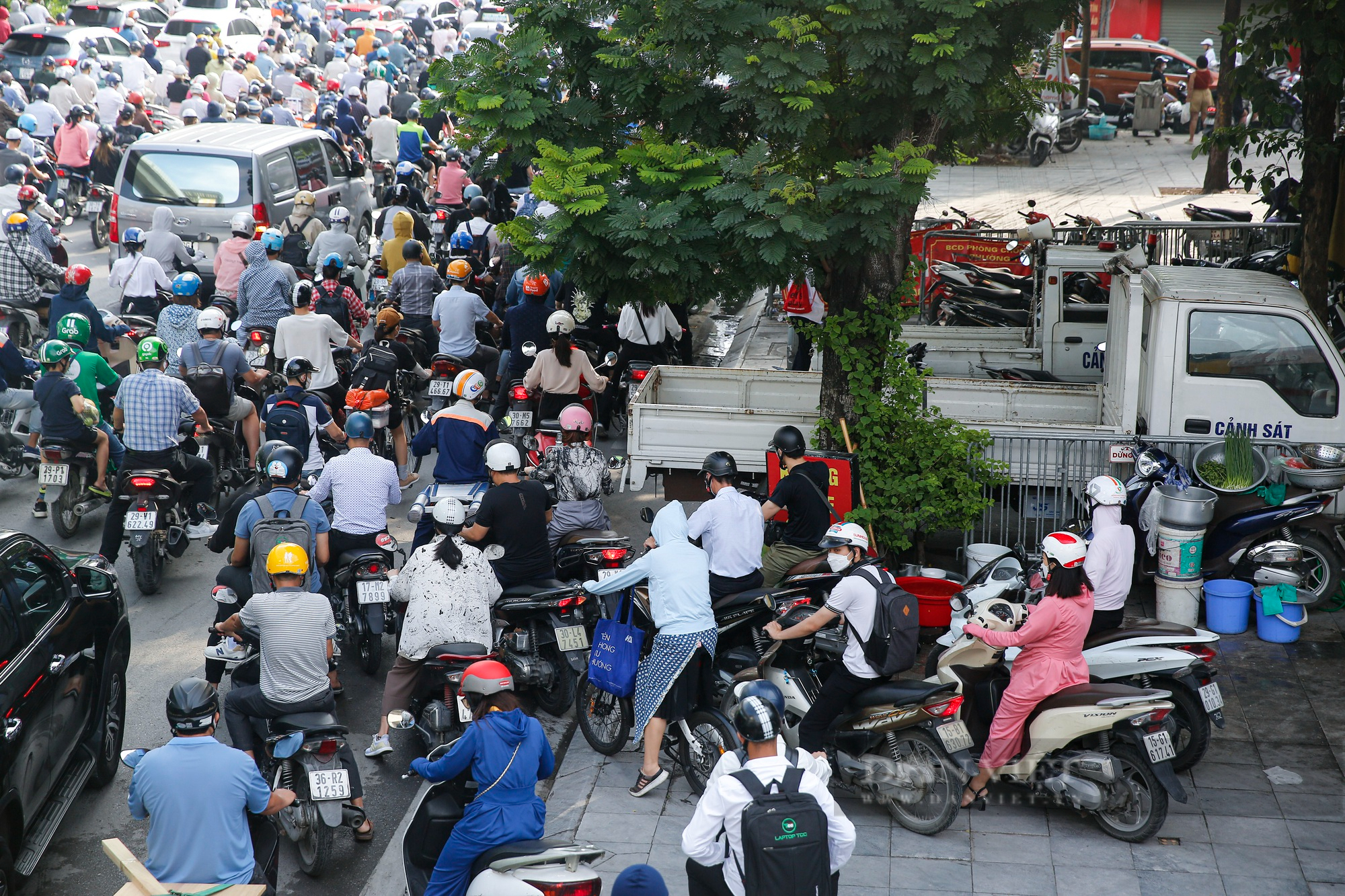 Hà Nội: Bất ngờ hiệu quả thí điểm phân làn đường Nguyễn Trãi trong giờ cao điểm  - Ảnh 13.