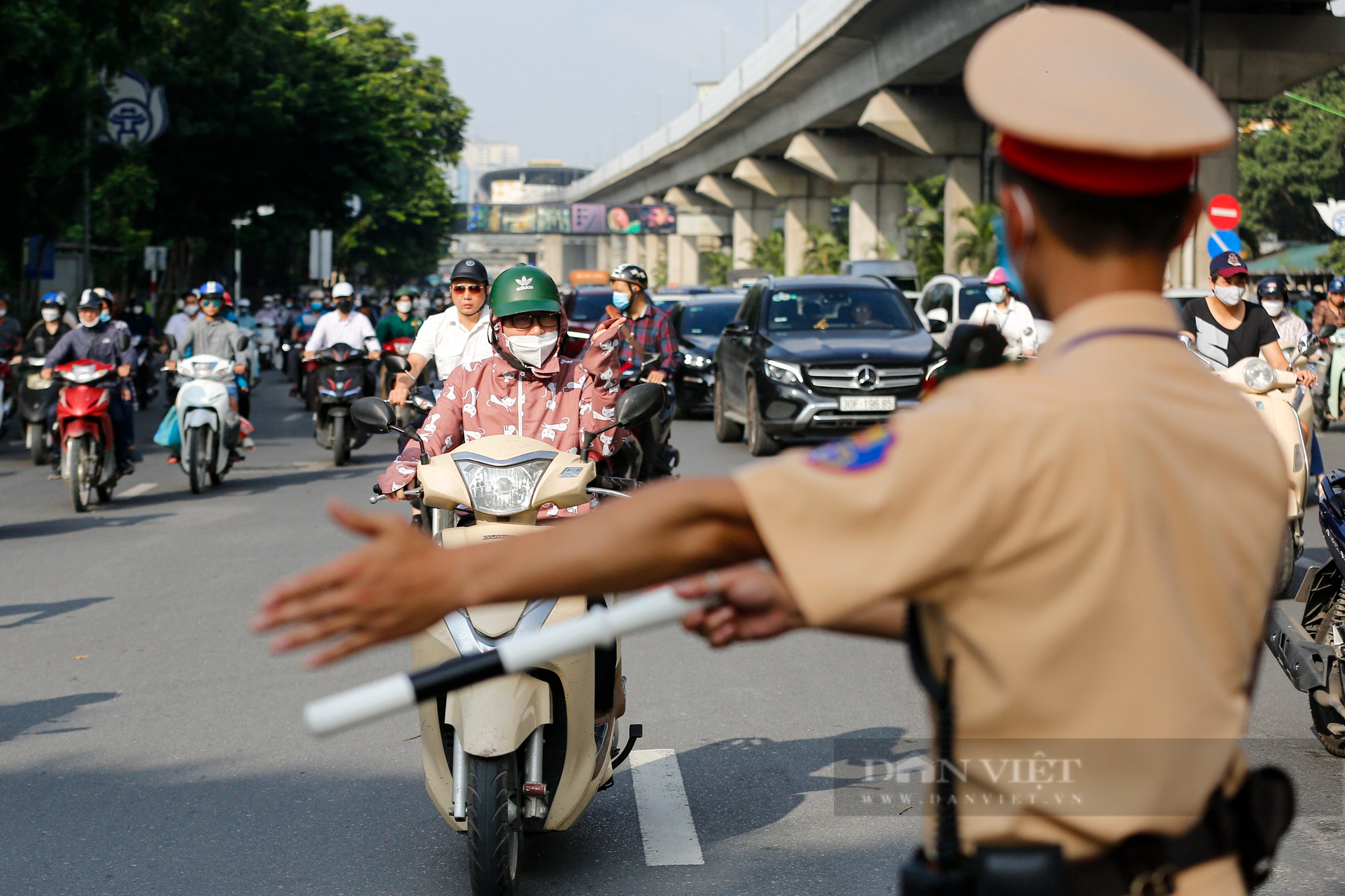 Hà Nội: Bất ngờ hiệu quả thí điểm phân làn đường Nguyễn Trãi trong giờ cao điểm  - Ảnh 7.