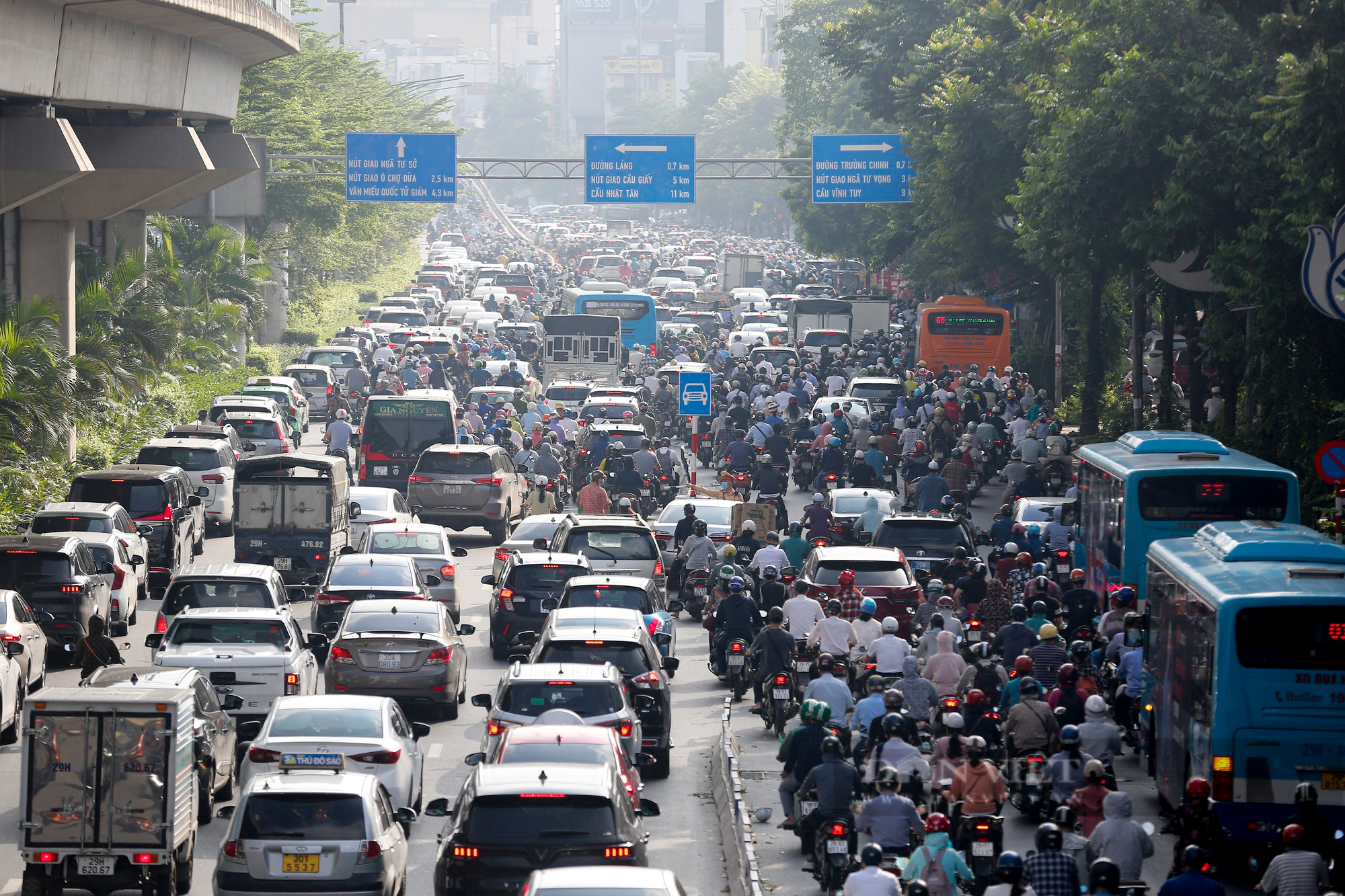 Hà Nội: Bất ngờ hiệu quả thí điểm phân làn đường Nguyễn Trãi trong giờ cao điểm  - Ảnh 8.