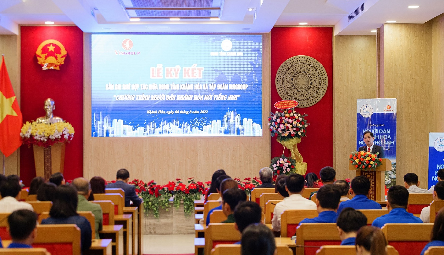 Chương trình “Người dân Khánh Hòa nói tiếng Anh” nhằm giúp cho người dân địa phương có thể giao tiếp Tiếng Anh cơ bản, thúc đẩy phong trào nói tiếng Anh đi vào cuộc sống.