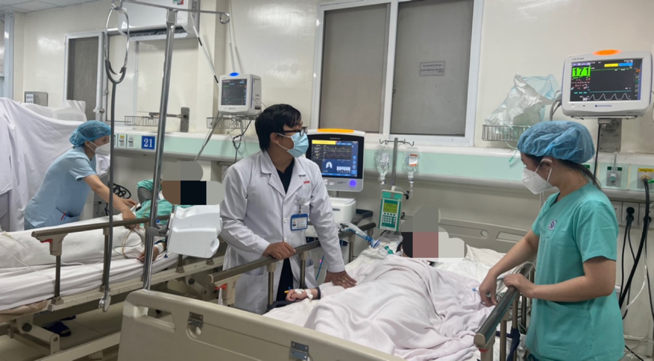 TP.HCM: Thêm 5 người ngộ độc rượu nhập viện - Ảnh 1.