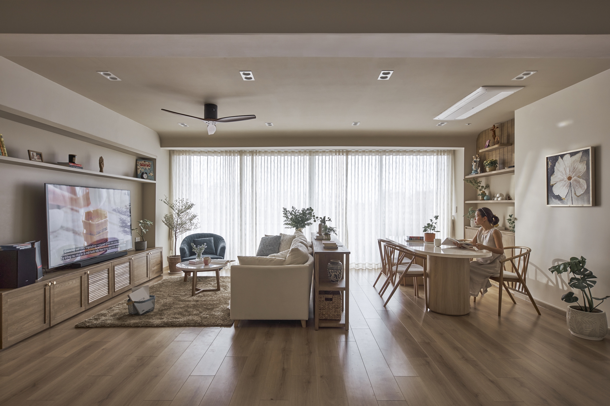 Chi 1,5 tỷ đồng cải tạo căn hộ cũ rộng 150m2 thành tổ ấm “đẹp thổn thức” của cặp vợ chồng Sài thành - Ảnh 2.