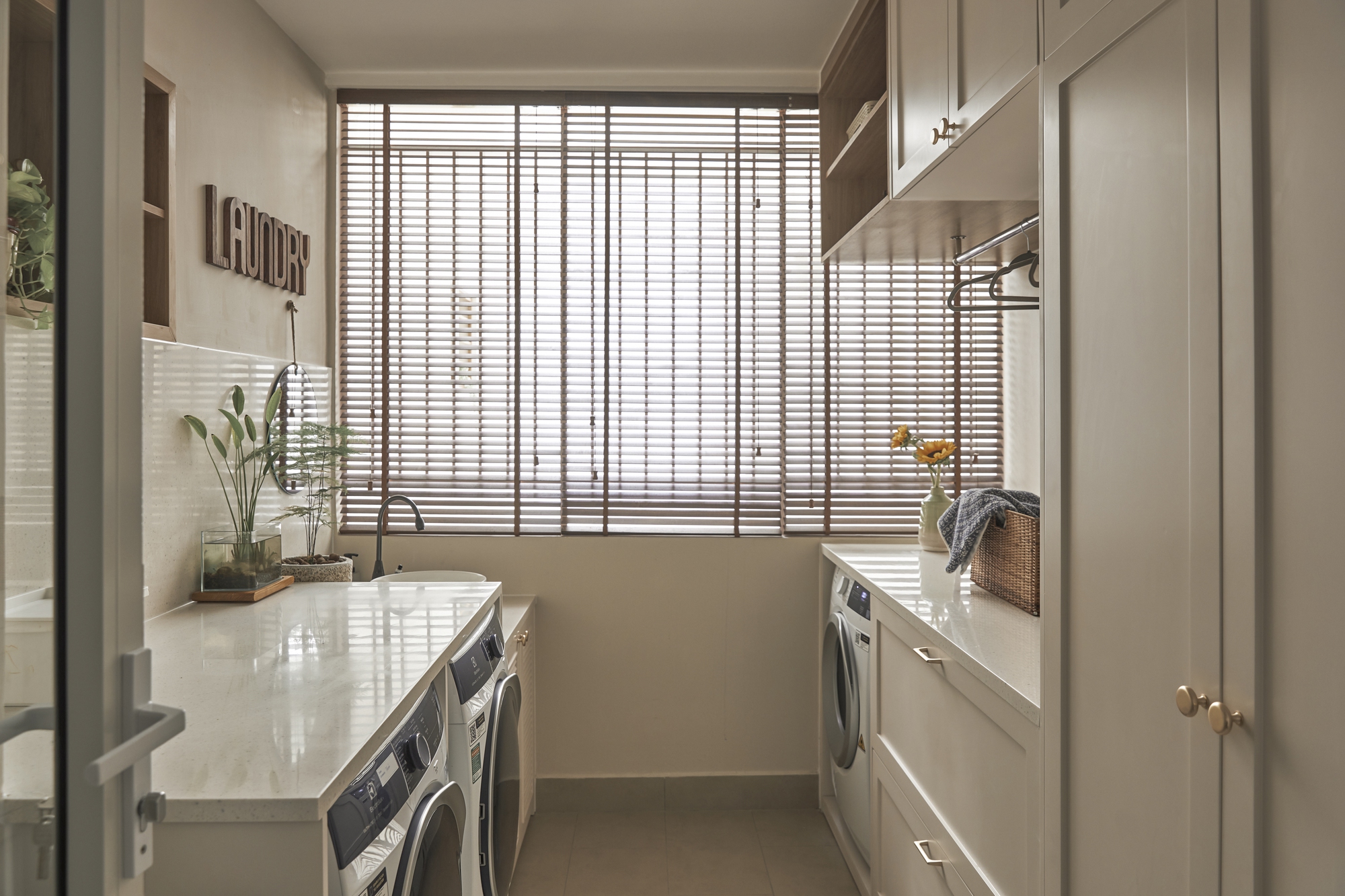 Chi 1,5 tỷ đồng cải tạo căn hộ cũ rộng 150m2 thành tổ ấm “đẹp thổn thức” của cặp vợ chồng Sài thành - Ảnh 20.