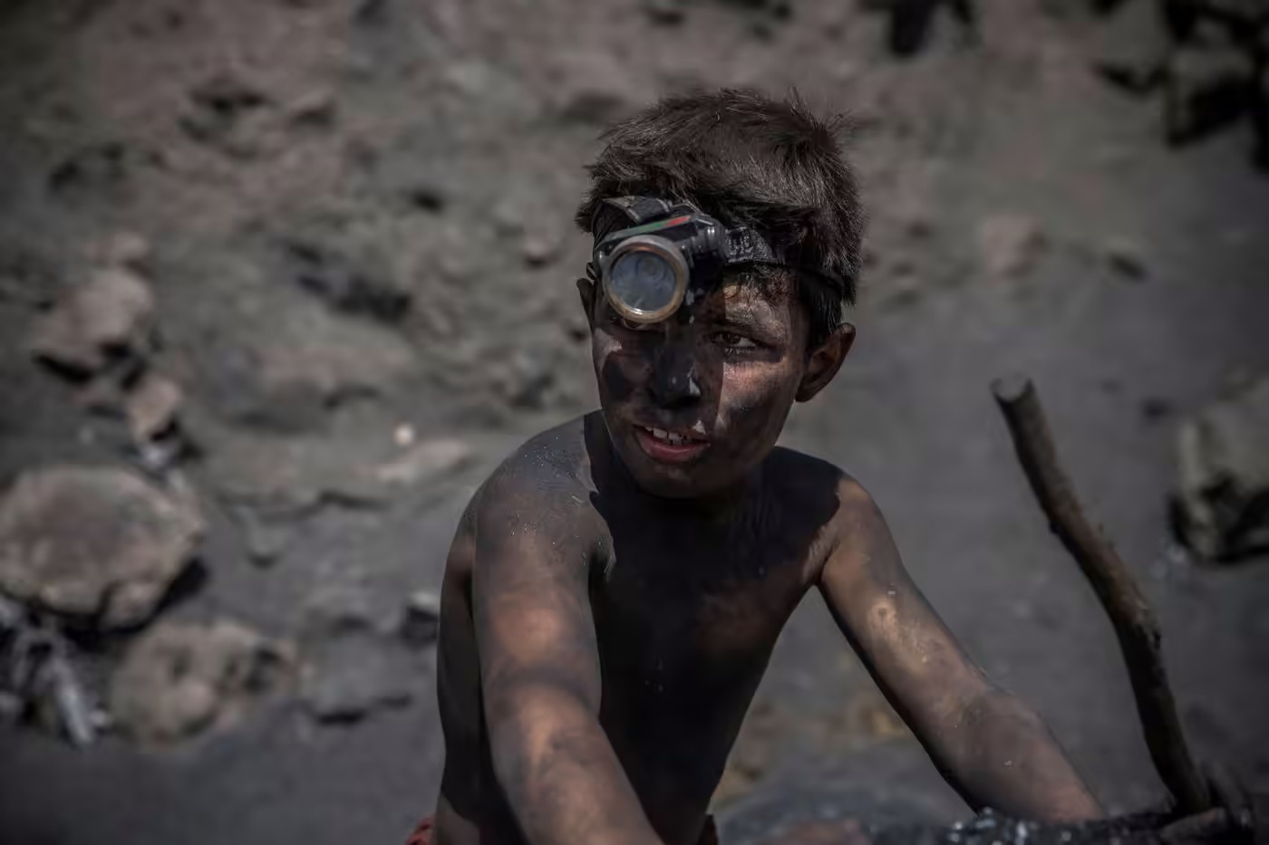 Taliban đang vét cạn kho 'vàng đen' ở Afghanistan - Ảnh 1.