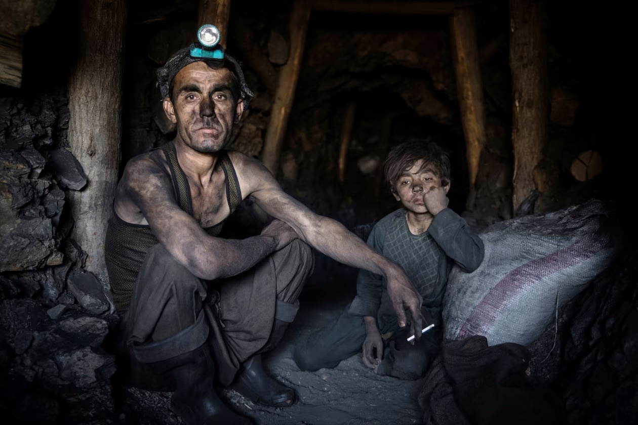 Taliban đang vét cạn kho 'vàng đen' ở Afghanistan - Ảnh 2.