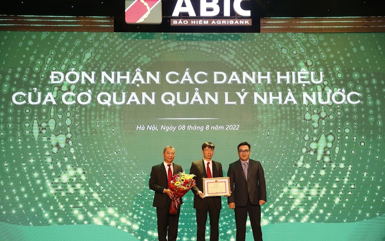 Bảo hiểm Agribank 15 năm xây dựng, phát triển: Tập thể và 21 cá nhân nhận bằng khen của Bộ trưởng Bộ Tài chính