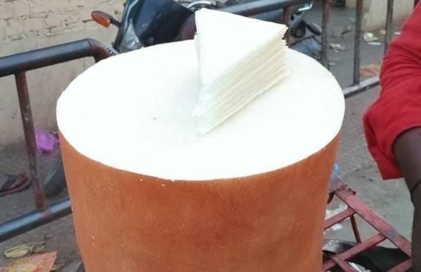 Món ăn vặt &quot;bí ẩn&quot;, người bán quyết giấu kín nguồn gốc - Ảnh 2.