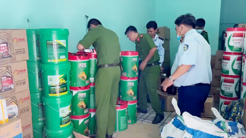An Giang: Phát hiện khoảng 23 nghìn lít dầu nhớt có dấu hiệu giả các thương hiệu nổi tiếng - Ảnh 2.