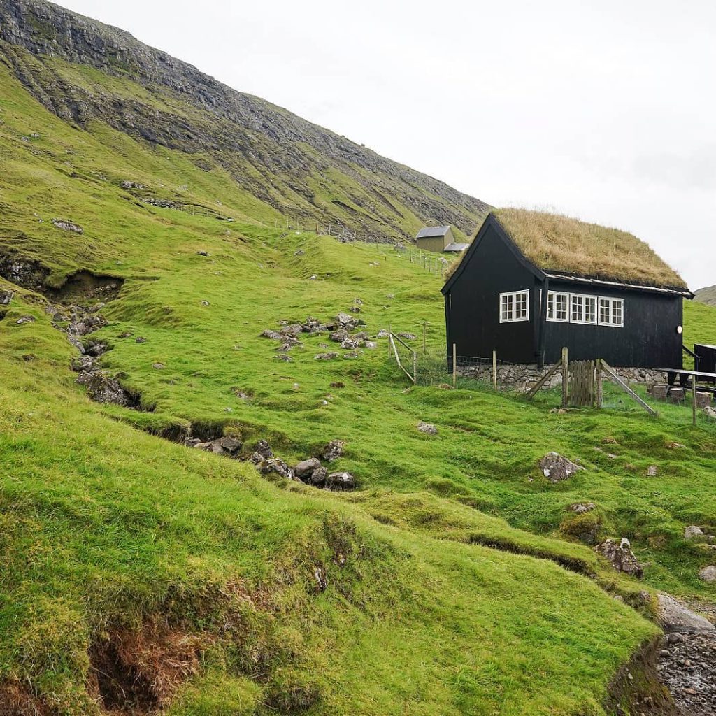 Kỳ lạ nhà hàng hẻo lánh nhất trên thế giới trên đảo Greenland, nơi chỉ có 53 người sinh sống - Ảnh 1.