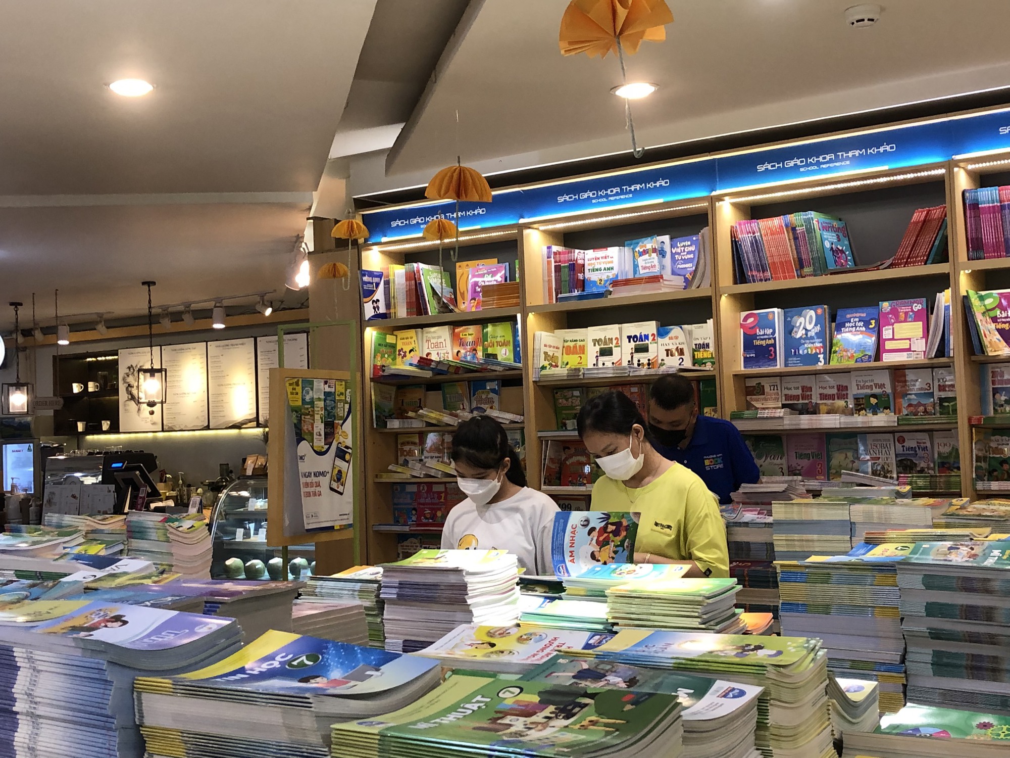 TP.HCM: Chi hơn 2,2 tỉ đồng mua sách giáo khoa cho học sinh diện hộ cận nghèo mượn - Ảnh 1.