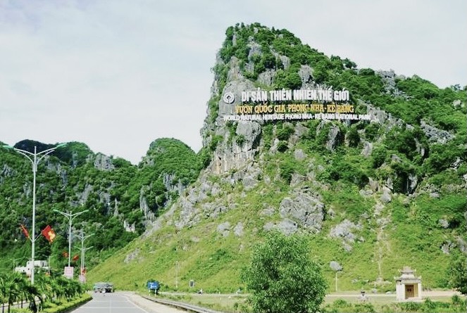 Khởi tố vụ án liên quan đến sai phạm công trình thay biển quảng bá Vườn Quốc gia Phong Nha - Kẻ Bàng - Ảnh 1.