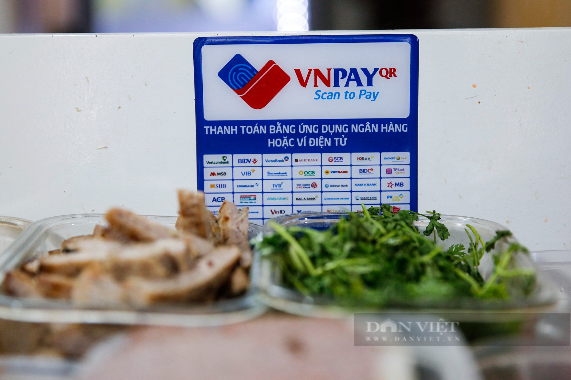Người Hà Nội uống trà đá 3000 đồng nhưng trả tiền kiểu công nghệ 4.0 - Ảnh 2.