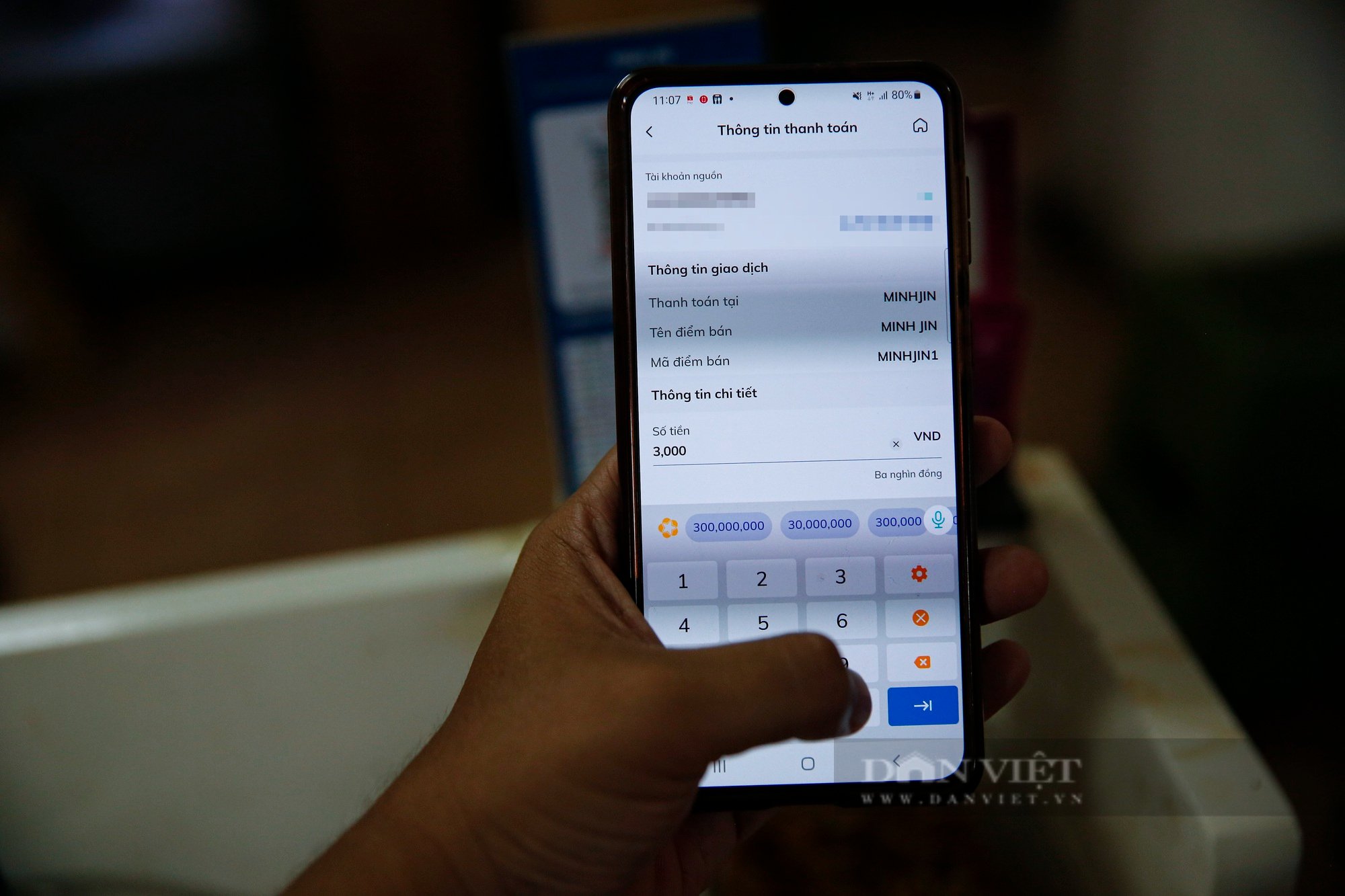 Người Hà Nội uống trà đá 3000 đồng nhưng trả tiền kiểu công nghệ 4.0 - Ảnh 6.