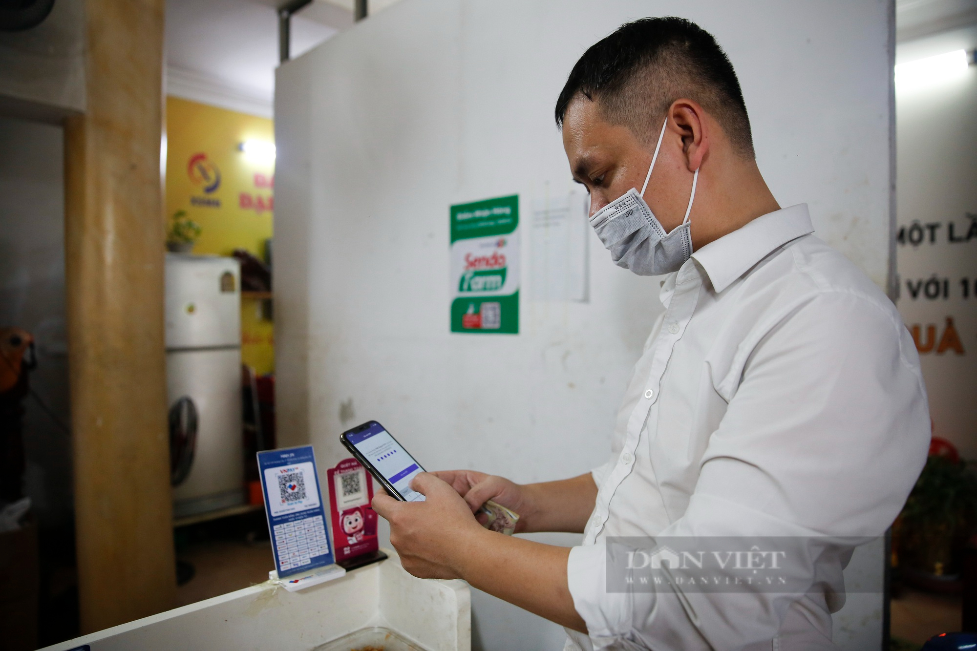 Người Hà Nội uống trà đá 3000 đồng nhưng trả tiền kiểu công nghệ 4.0 - Ảnh 7.