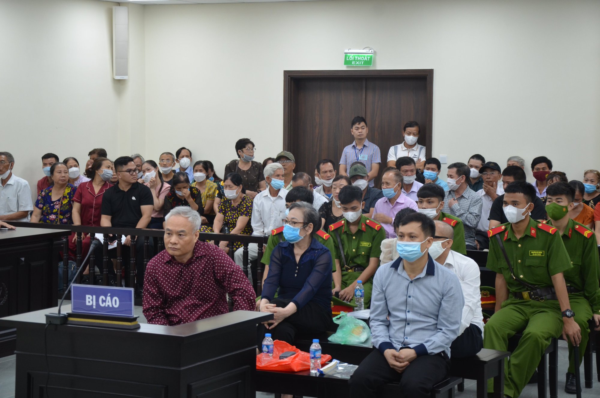Phạt tù chung thân cựu Chủ tịch Trung tâm Hỗ trợ người nghèo vì lừa đảo - Ảnh 2.