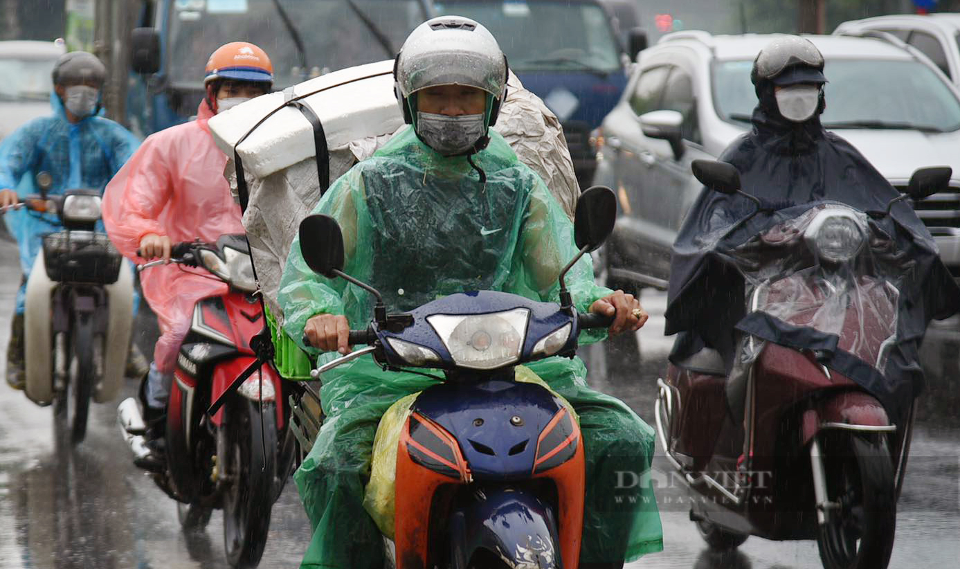 Hà Nội: Mưa lớn từ sáng sớm, đường về quê của người dân gặp khó khăn - Ảnh 1.