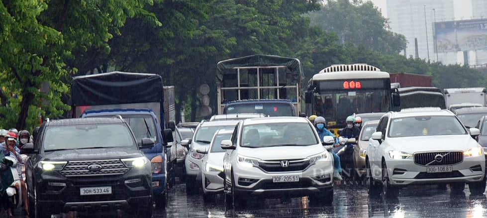 Hà Nội: Mưa lớn từ sáng sớm, đường về quê của người dân gặp khó khăn - Ảnh 3.