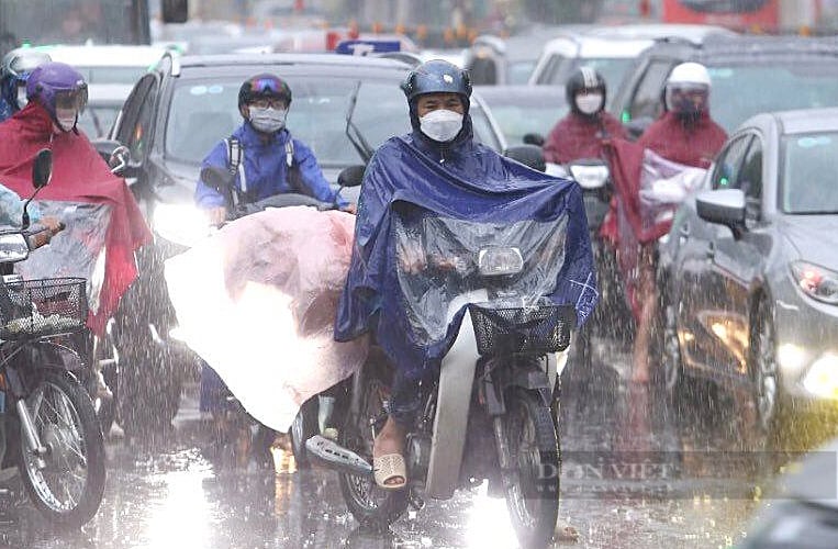 Hà Nội mưa lớn từ sáng sớm, đường về quê của người dân gặp muôn vàn khó khăn - Ảnh 1.